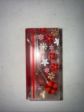 Shiseido Limited Edition Red Floral Eyelash Curler